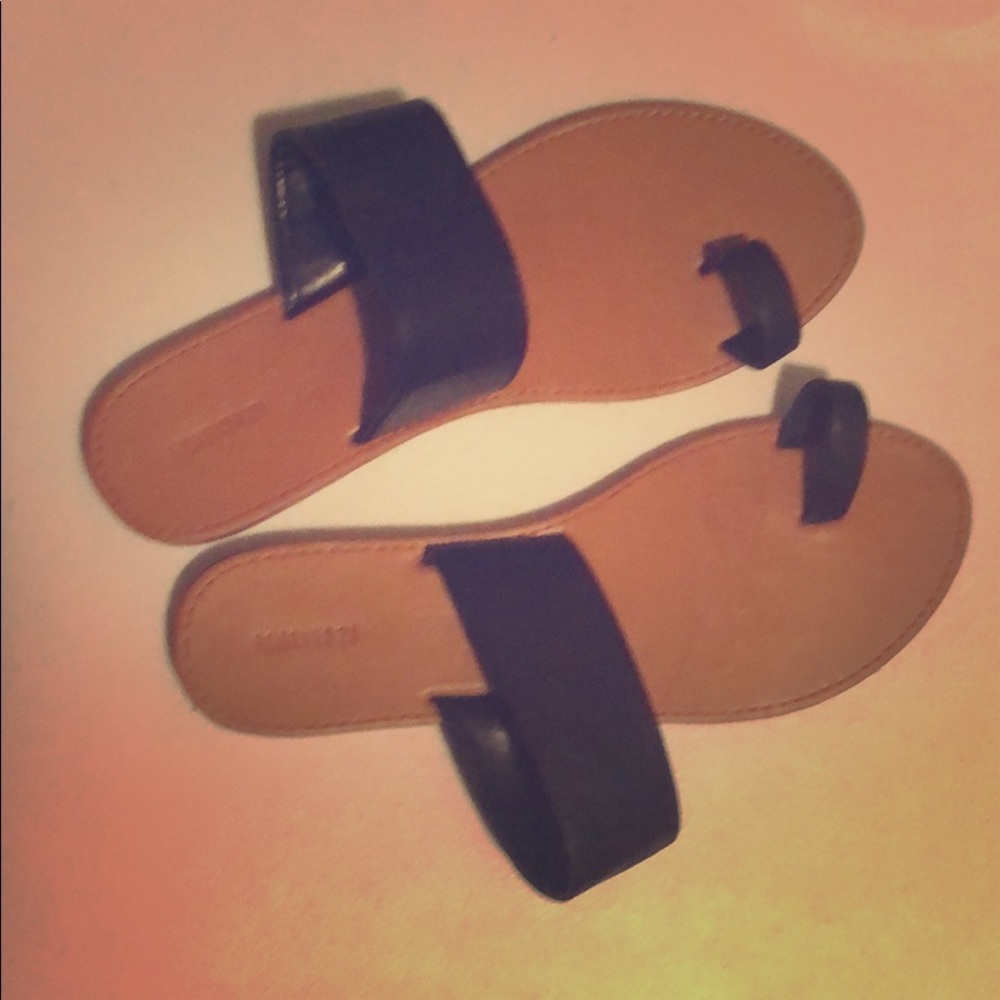 FREE W/ BUNDLE Cute & trendy sandals